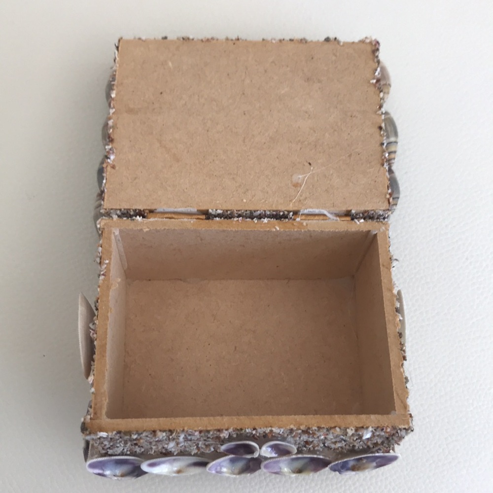 FREE Shell Beach Box - Picture 3 of 4